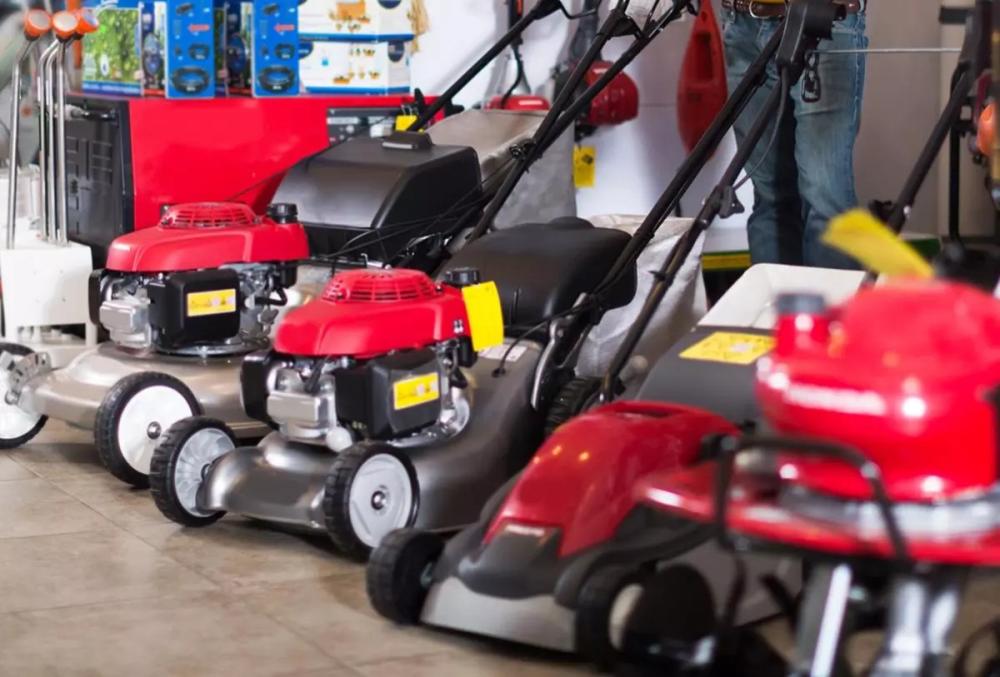 Vente de plusieurs modèles de tondeuses